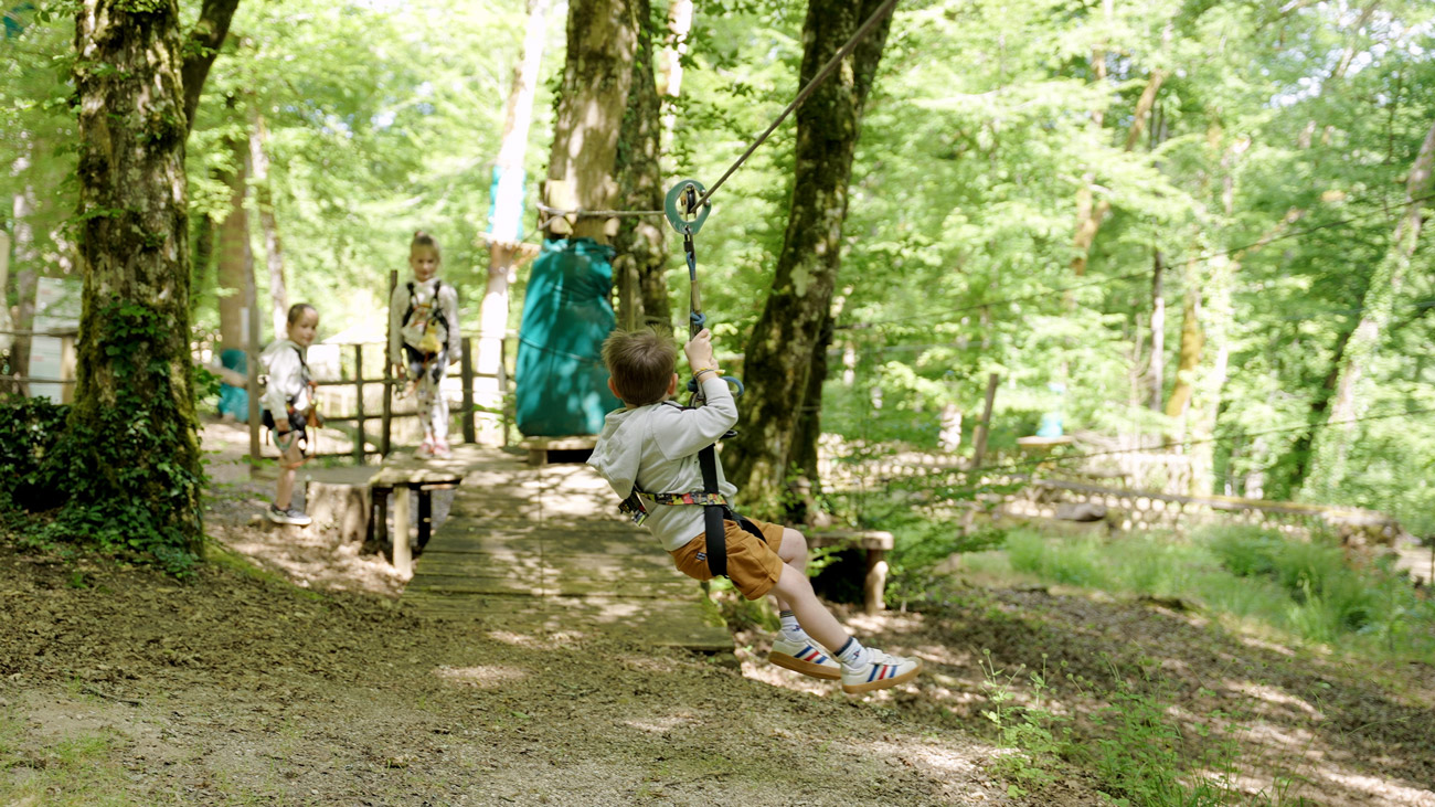 Lire la suite à propos de l’article Accrobranche à Sarlat : l’activité branchée pour toute la famille !